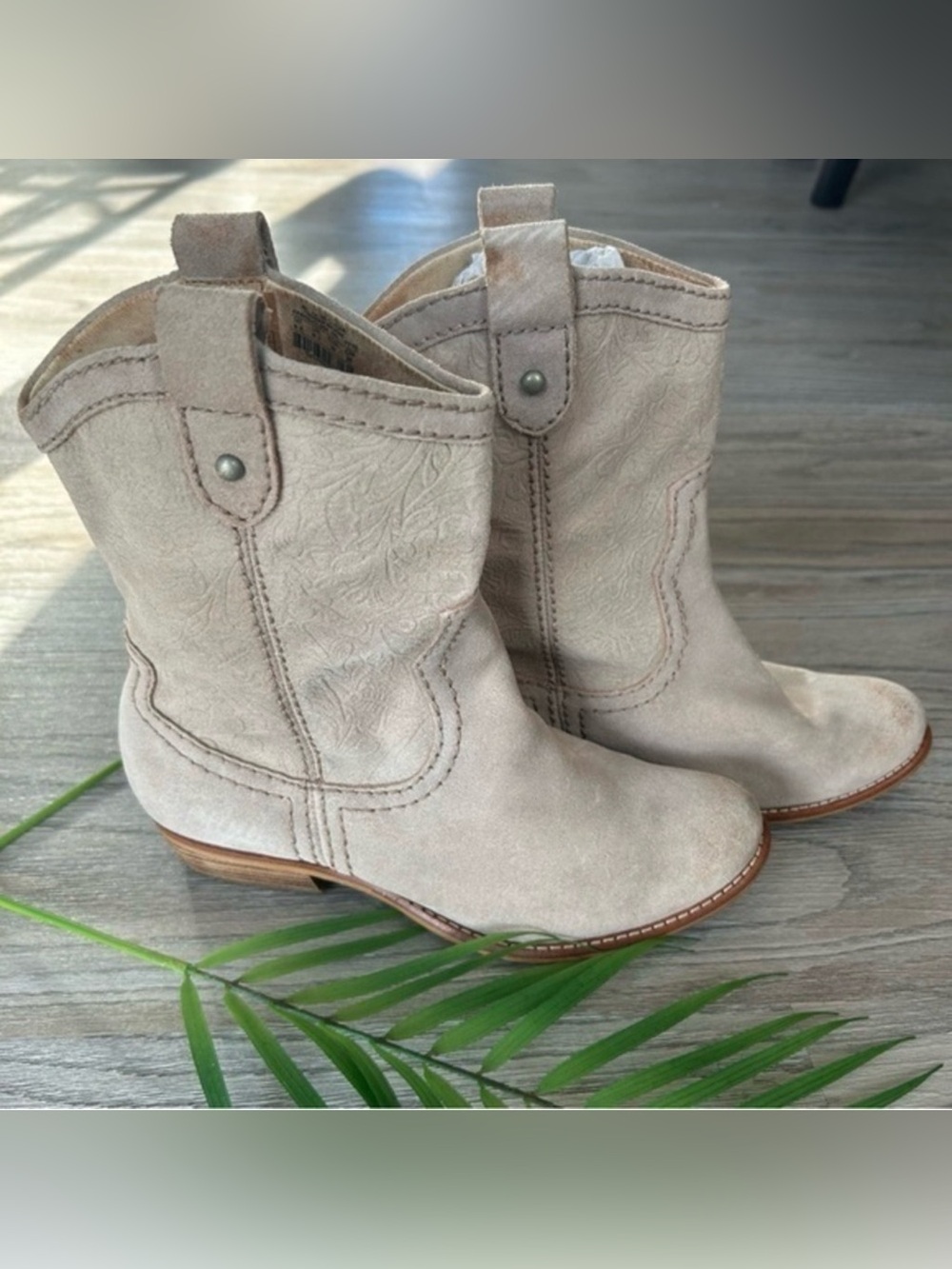 🌸 Fossil Suede Beige Western
Ankle Booties boots 8.5 worn 5x